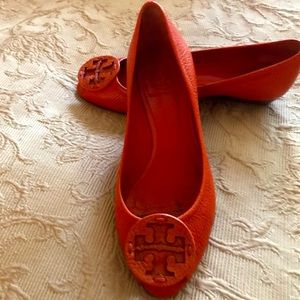 Tori Burch Low Wedge Pebble Leather Peep Toe Spring Shoes. EUC. Size 7.